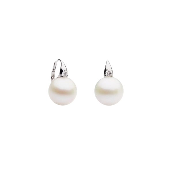 Orecchini in oro bianco 18KT con perle Edison rotonde, punto luce superiore e montatura minimal.