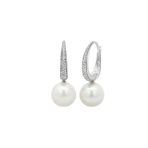 Orecchini a cerchio in oro bianco 18KT con perle Edison 12–13 mm e pavé di diamanti sul profilo.