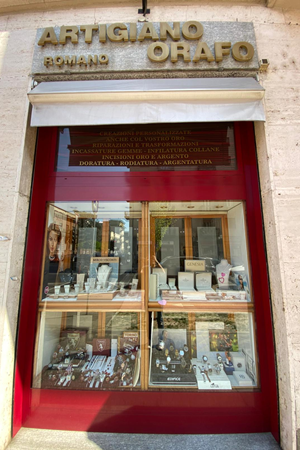 Ingresso del laboratorio orafo artigianale a Torino con insegna storica