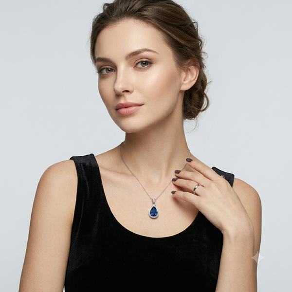 Primo piano di una modella che indossa una collana in oro bianco con pendente a goccia